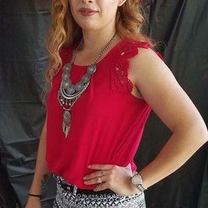 red blouse -blusa roja